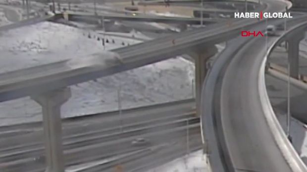 Minik avtomobili körpüdən aşaraq magistral yolun üzərinə düşdü - VİDEO