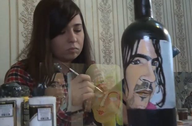 Художница превращает бутылки, доски и зеркала в произведения искусства - ВИДЕО