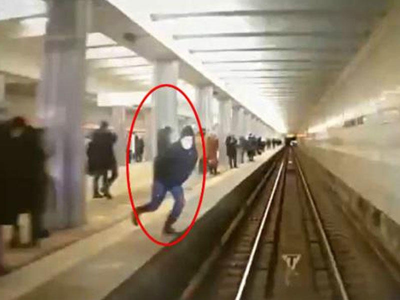 Moskva metrosunda dəhşətli intihar anı kamerada - VİDEO