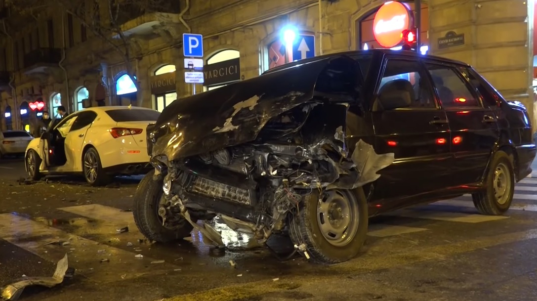 Bakıda zəncirvari qəza - 5 avtomobil əzildi, xəsarət alanlar var - VİDEO
