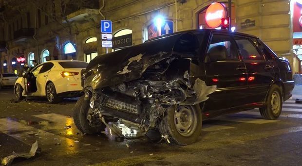 Цепная авария в Баку: ВАЗ столкнулся с Maserati - ВИДЕО