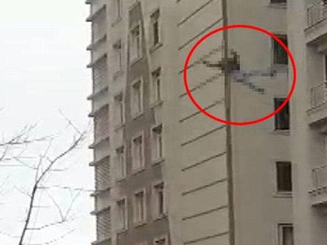6-cı mərtəbədən özünü atdı sağ qaldı, xəstəxanada öldü - İntihar anı kamerada - VİDEO