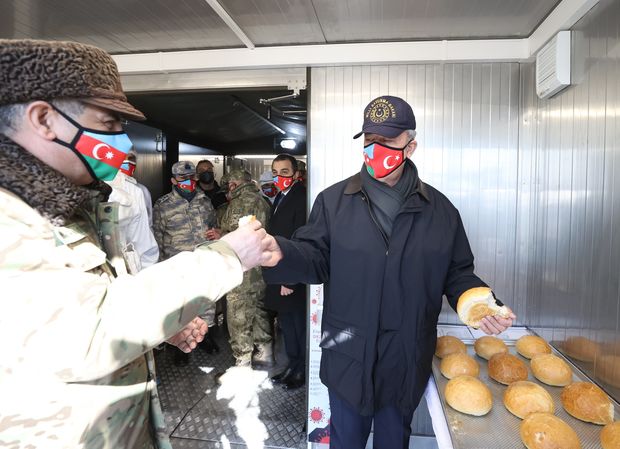 Хулуси Акар угостил Закира Гасанова хлебом - ФОТО