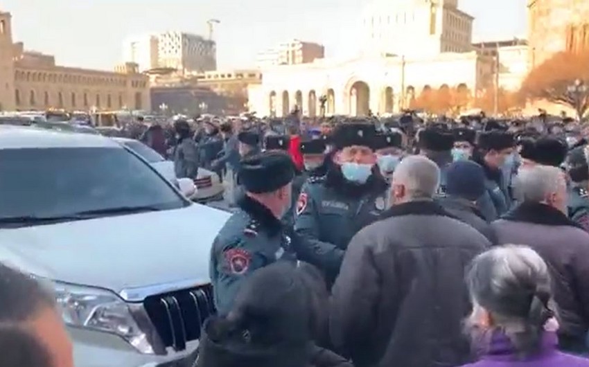 İtkin düşən hərbçilərin valideynləri Yerevanın əsas prospektini bağladı