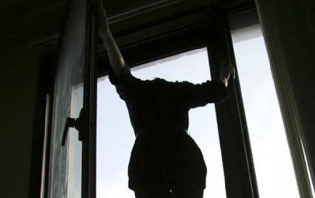 Qonaq getdiyi evin pəncərəsindən özünü atdı