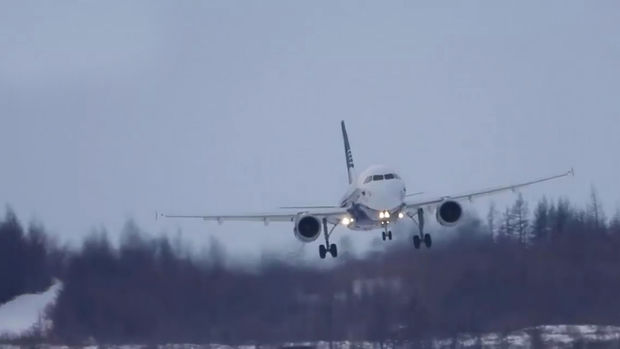 Əlverişsiz hava şəraitində eniş edən təyyarə sərnişinlərə qorxulu anlar yaşatdı - VİDEO
