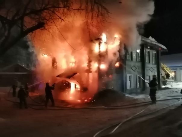 Rusiyada kişi yanan evdən yeddi azyaşlını xilas etdi - FOTO