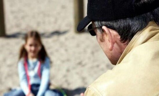 Rusiyada məktəblini öpən müəllim işdən qovuldu – VİDEO