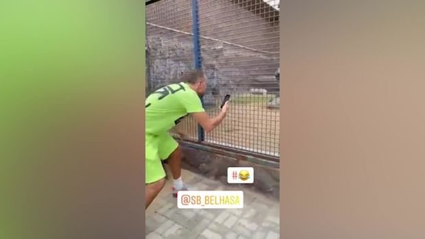 Tanınmış futbolçu meymunu hirsləndirdi və cavabını aldı – VİDEO