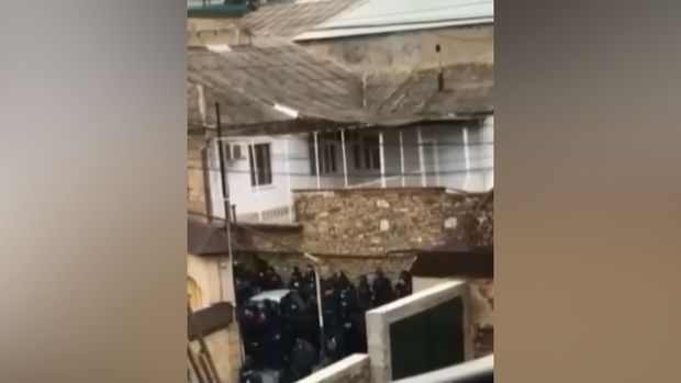 Dağıstanda polis iğtişaş törədən bir neçə şəxsi saxlayıb - VİDEO