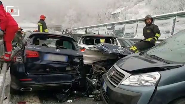 İtaliyada zəncirvari qəza nəticəsində 20-dən çox avtomobil toqquşdu: Ölən və xəsarət alanlar var - VİDEO