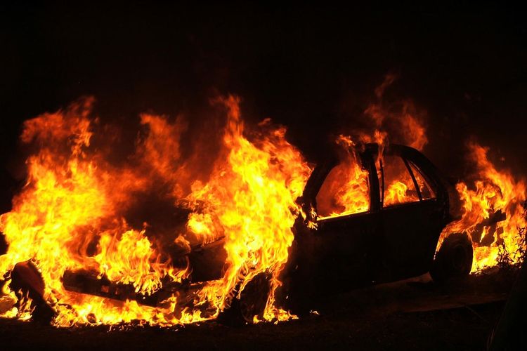 Azərbaycanda dəhşət: Maşının içərisində yandı