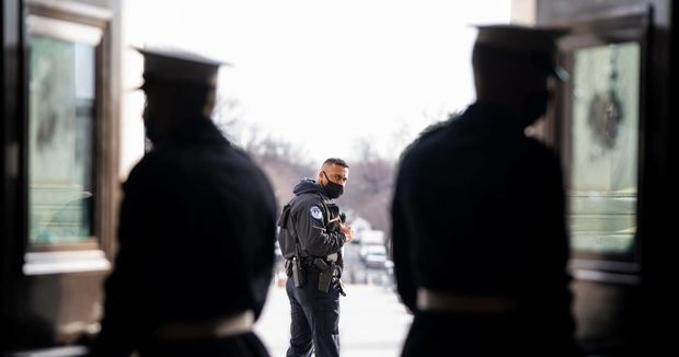Baydenə məktub vermək istəyən qadının silahlı olduğu aşkar edilib
