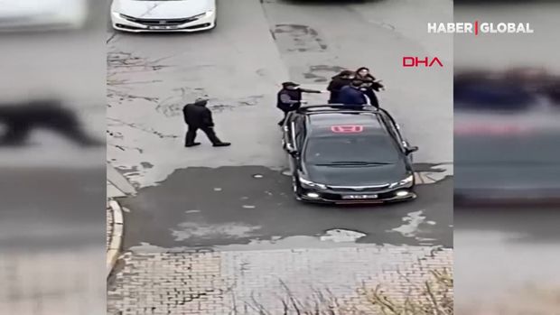 Küçənin ortasında qadına əl qaldırdı, tıxaca səbəb oldu – VİDEO