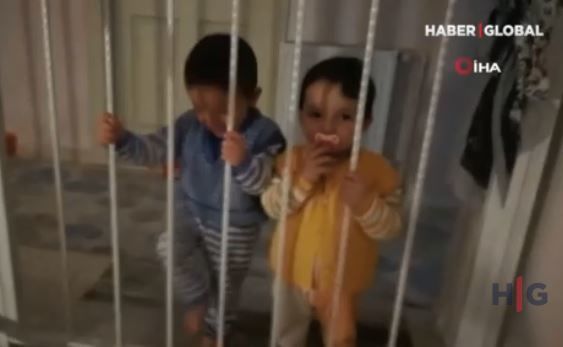 Körpə əkizlərin qapıaçma üsulu hər kəsi təəccübləndirdi – VİDEO