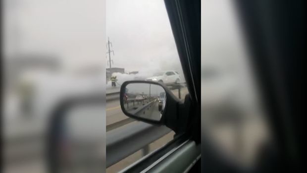 На трассе Баку-Сумгайыт загорелся автомобиль - ВИДЕО