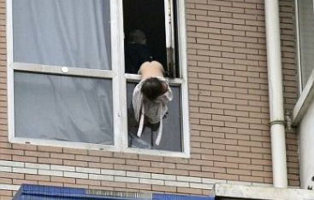 Arvadı qəzada ölən erməni beş yaşlı qızına rəhm etmədi - VİDEO