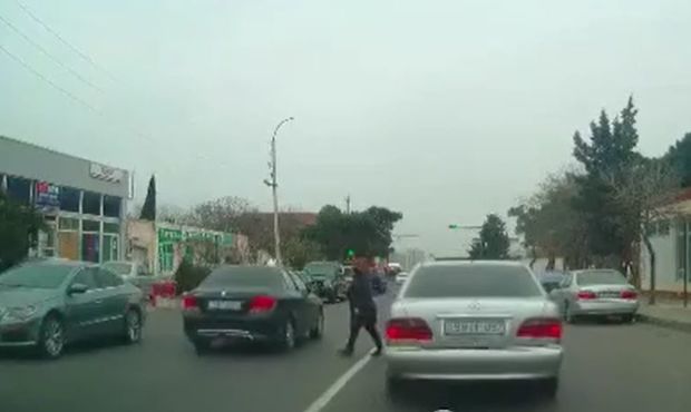 Bakıda təhlükəli manevr: Sürücü, yoxsa piyada günahkardır? - VİDEO