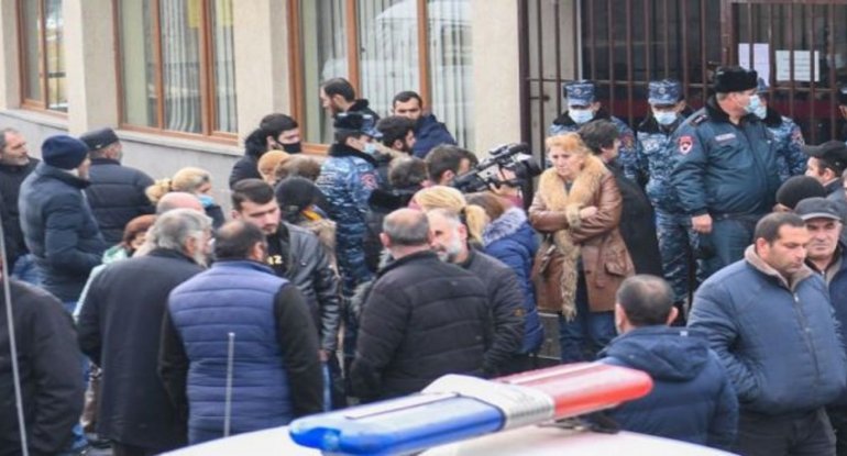 Ermənistan Müdafiə Nazirliyinin binası qarşısında etiraz aksiyası keçirilib