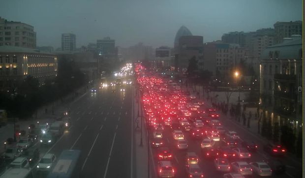 Bakıda bəzi ərazilərdə tıxac yaranıb - SİYAHI + FOTO