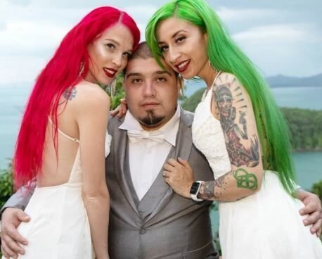 Amerikalı ailə üçlüyü yarıçılpaq fotosessiya ilə gündəmə gəldi – FOTO