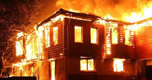 Qaxda üç otaqlı ev yanaraq külə dönüb - FOTO