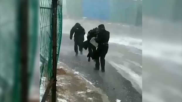 Şiddətli küləkdə dərsə getməyə çalışan məktəblilər - VİDEO