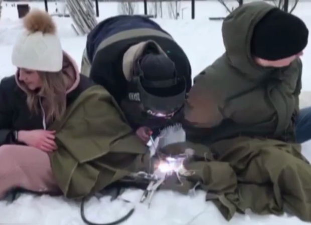 Hisslərini yoxlamaq üçün bir-birilərinə üç ay müddətinə zəncirləndilər – FOTO/VİDEO