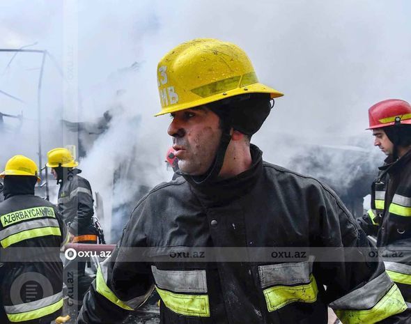 В жилом здании в Баку произошел пожар