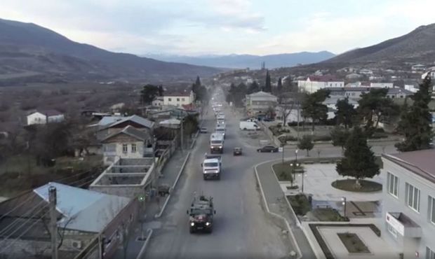 Rusiya sülhməramlıları Kəlbəcərə yüklərin daşınmasına kömək edir - FOTO/VİDEO