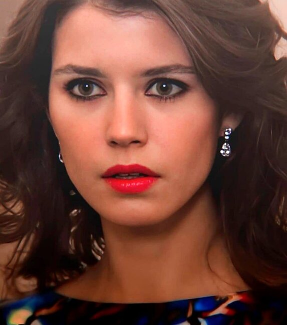 Beren Saat elə geyindi ki, ALT PALTARI GÖRÜNDÜ - FOTO