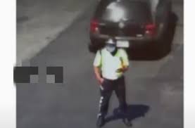 Bakıda geriyə hərəkət edən maşın yol polisini belə vurdu — ŞOK VİDEO