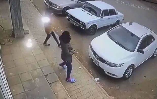 Bakıda qızdan qeyri-adi addım: Maşını daşladı - VİDEO