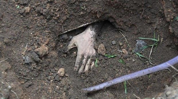 İçki üstündə dalaşdığı atasını diri-diri basdırdı