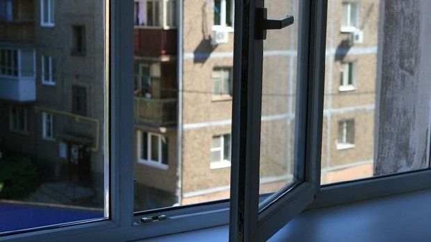 Telefona görə altıncı mərtəbədən yıxıldı