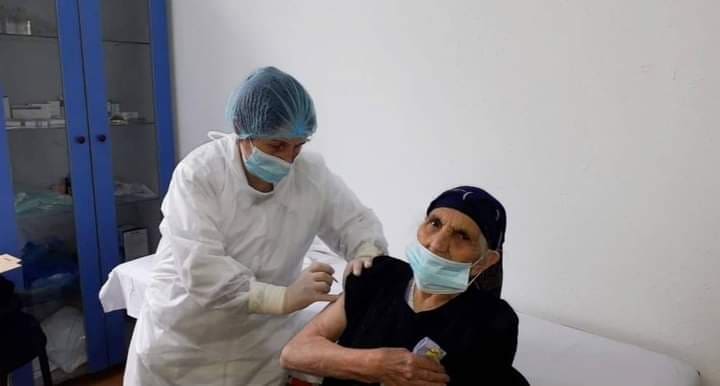 Gədəbəy rayonunun 101 yaşlı sakini COVİD-19 pandemiyasına qarşı peyvənd edildi-FOTO