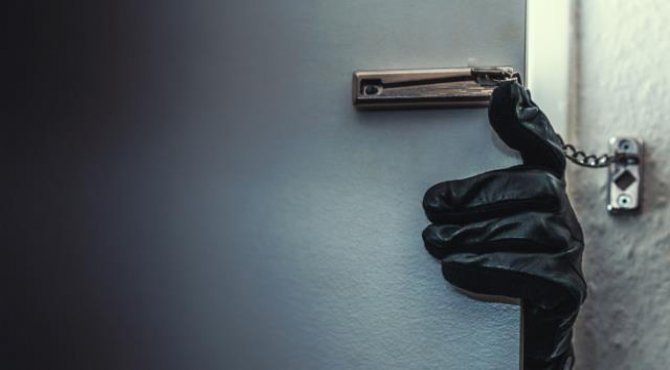 12 yaşlı uşaq nənəsinin evinə girən oğrulara cəhənnəm yaşatdı...