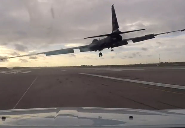 Dünyanın ən çətin idarə olunan təyyarəsinin ekstremal enişi kadrlarda - FOTO/VİDEO