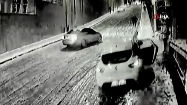 İstanbulda içində uşağın tək olduğu avtomobil həyəcanlı anlar yaşatdı – ANBAAN VİDEO