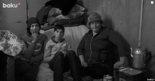 Maşının yük yerində yaşayıb, salfet satan oğlanın köməyinizə ehtiyacı var - VİDEO