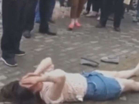 Dəhşət! Bakıda Qızı Vəhşicə Döyüb Videoya Çəkdilər +18 VİDEO