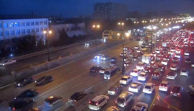 Bakının mərkəzi küçələrində tıxac yaranıb: Avtobuslar gecikir - FOTO