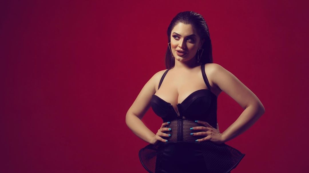 Müğənni Minanın Gecə Fotoları Yayıldı.. +18FOTOLAR