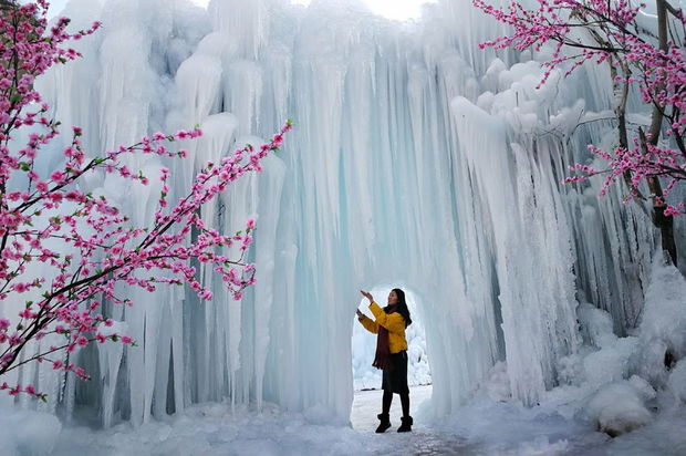 Donan şəlalənin ecazkar görüntüsü hər kəsi heyran etdi - VİDEO