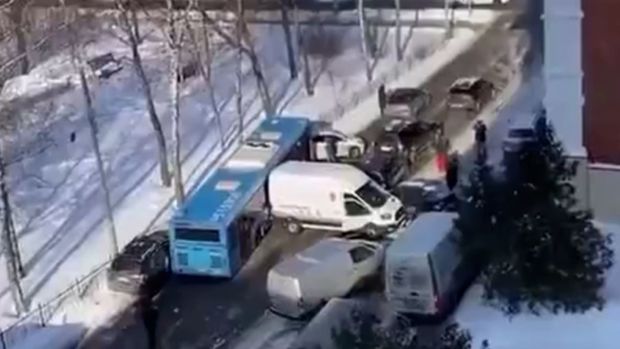 Marşrut avtobusu və 10-a yaxın avtomobilin iştirakı ilə qəza - VİDEO