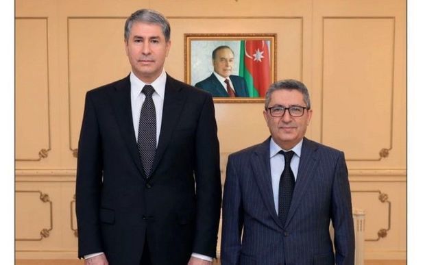 Вилаят Эйвазов наградил экс-главу пресс-службы МВД