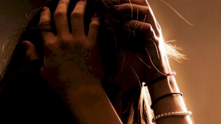 “Ərim içki məclisində məni dostlarına təklif edirdi” – Qayınatadan gəlinə təklif