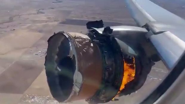 ABŞ-da uçuş zamanı təyyarənin mühərriki yandı - FOTO/VİDEO
