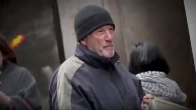 Evsiz hesab etdiyi adama pizzasını verdi, adamın kim olduğunu biləndə MAT QALDI