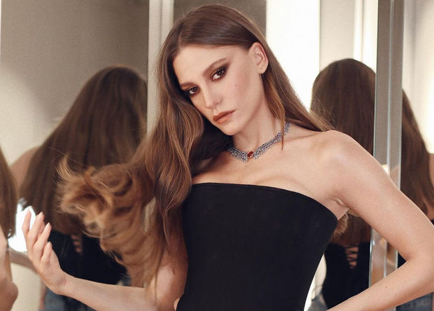 Известная турецкая актриса поделилась новыми кадрами с отпуска - ФОТО